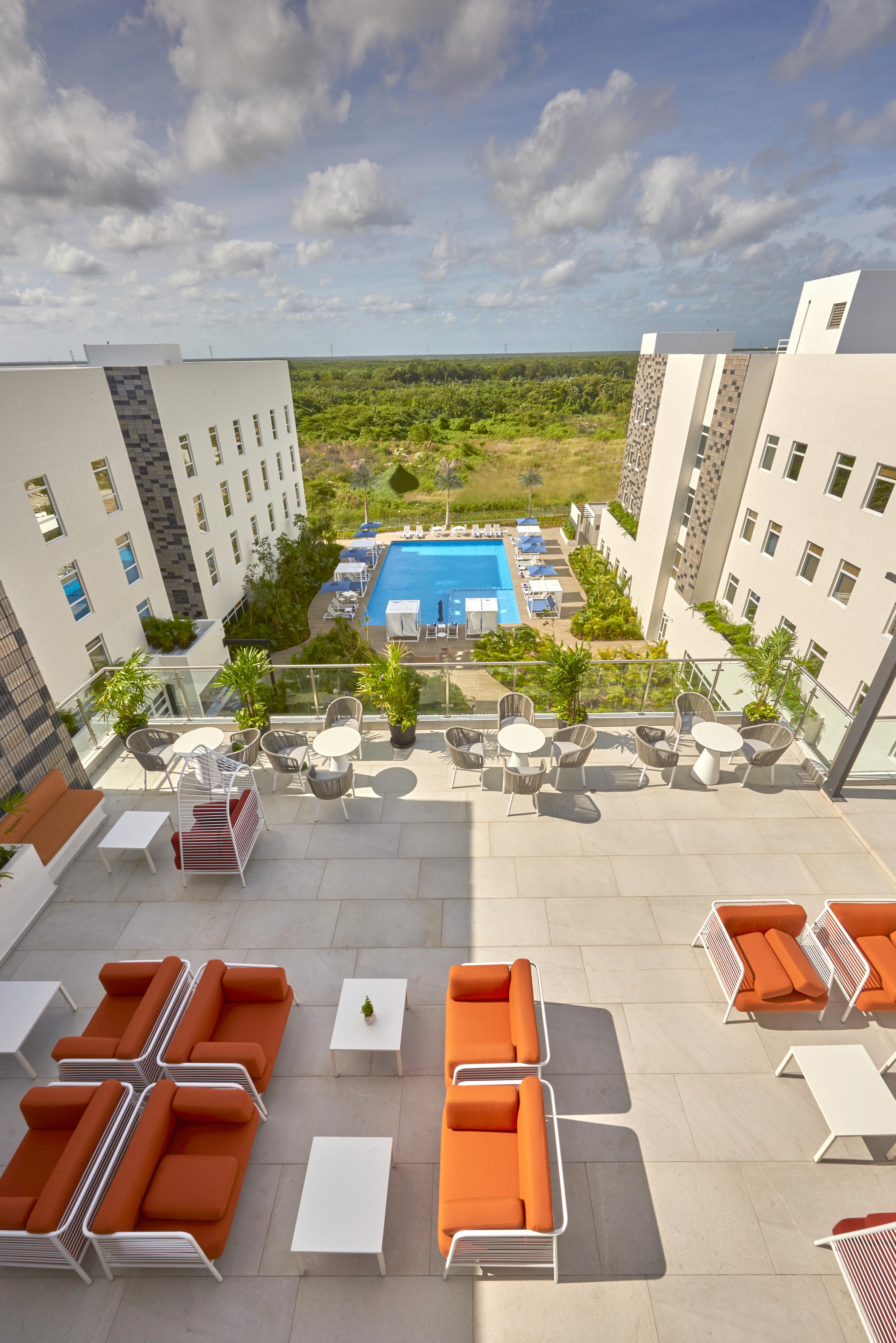 City Express Plus By Marriott Cancun Aeropuerto Riviera Екстериор снимка