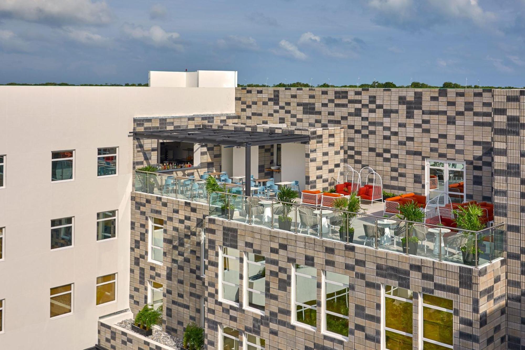 City Express Plus By Marriott Cancun Aeropuerto Riviera Екстериор снимка