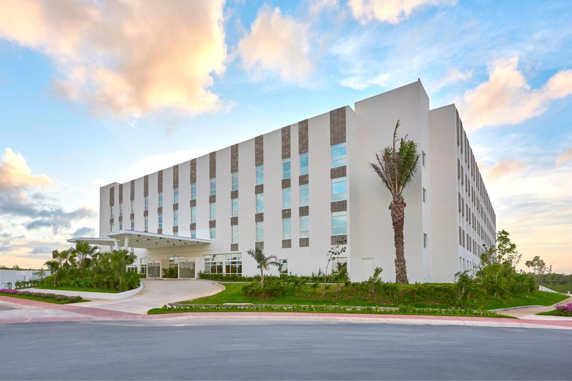 City Express Plus By Marriott Cancun Aeropuerto Riviera Екстериор снимка